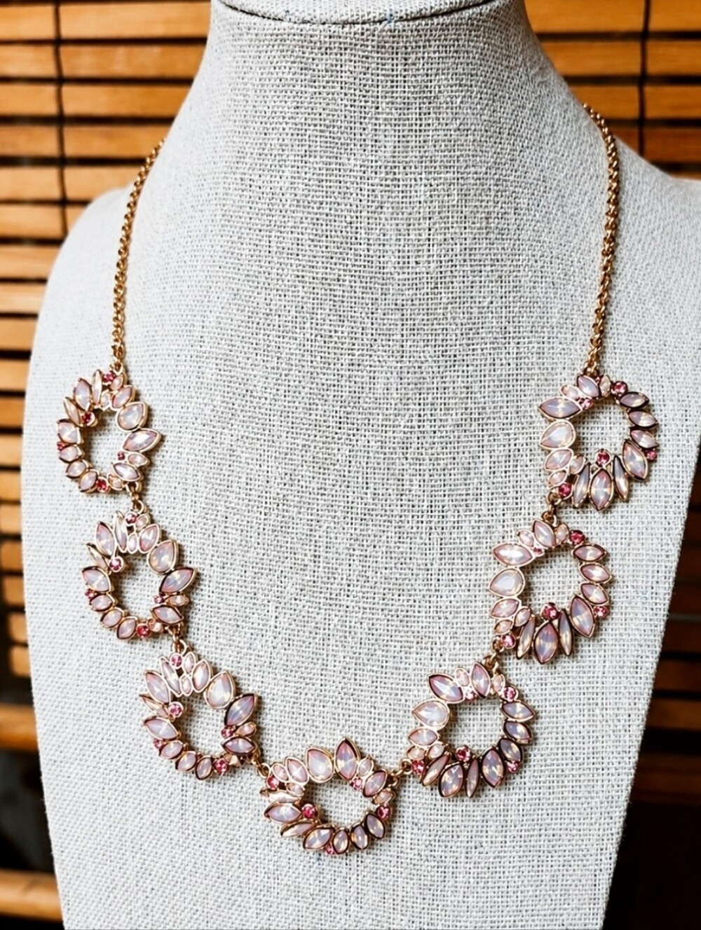 BR Banana Republic Pink Opaline Dark Rose Rhinestone Gold Tone Necklace EUC